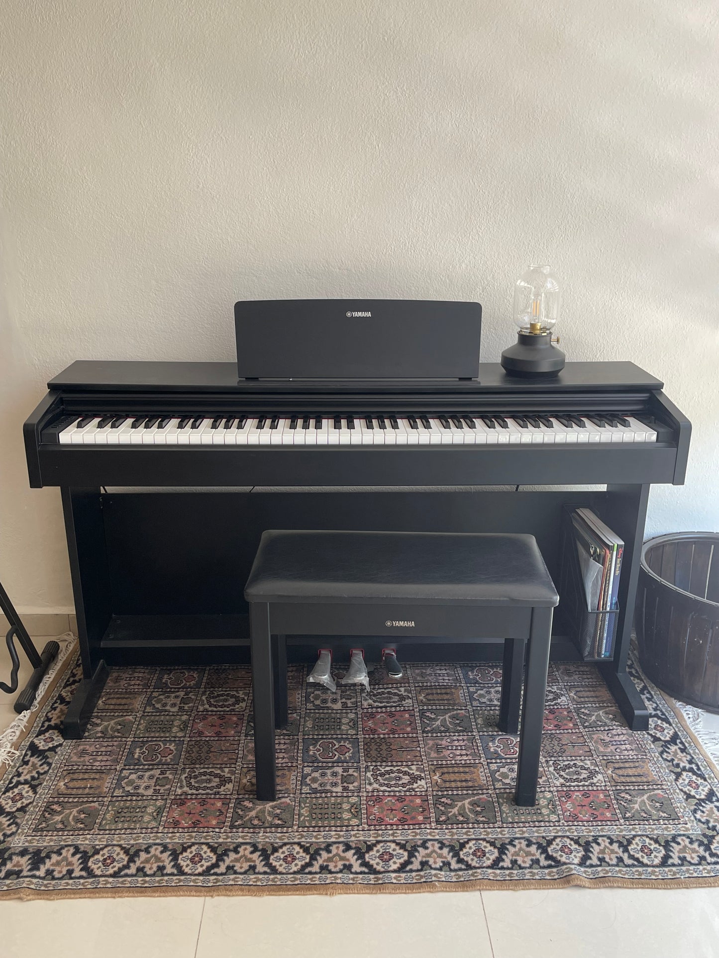 Piano Yamaha Arius YDP-143 | 88 teclas + banco + libros con partituras