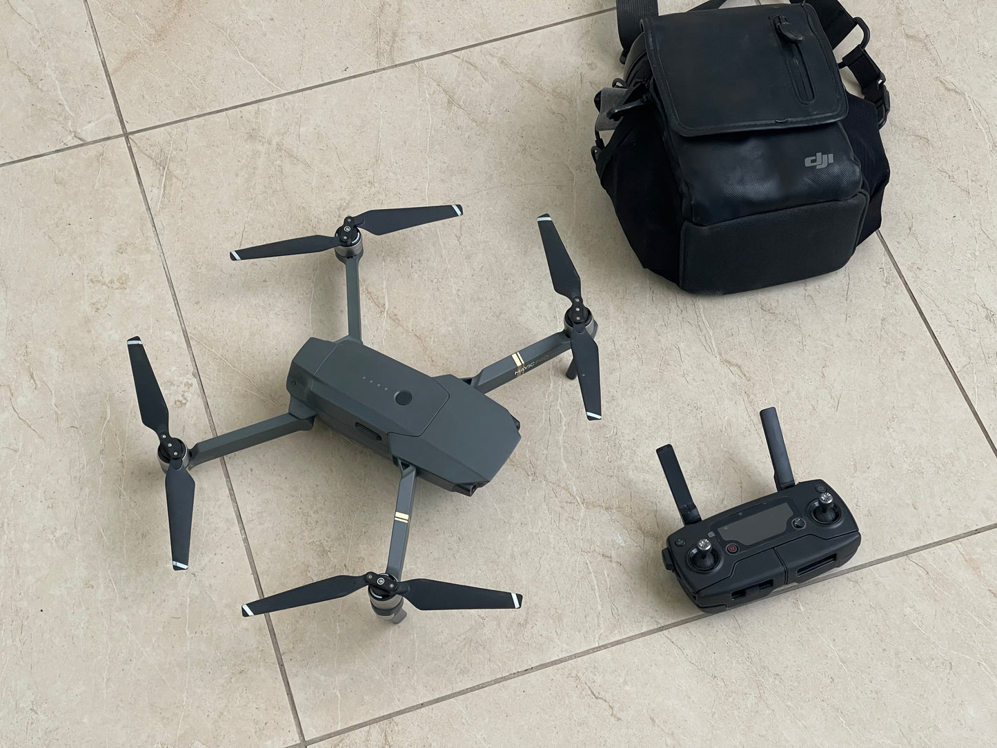 Kit de drone con mando a distancia DJI Mavic Pro Fly More Combo con hélice plegable, cuadrirrotor, 2 baterías, puerto de carga, adaptador de carga, bolsa de hombro