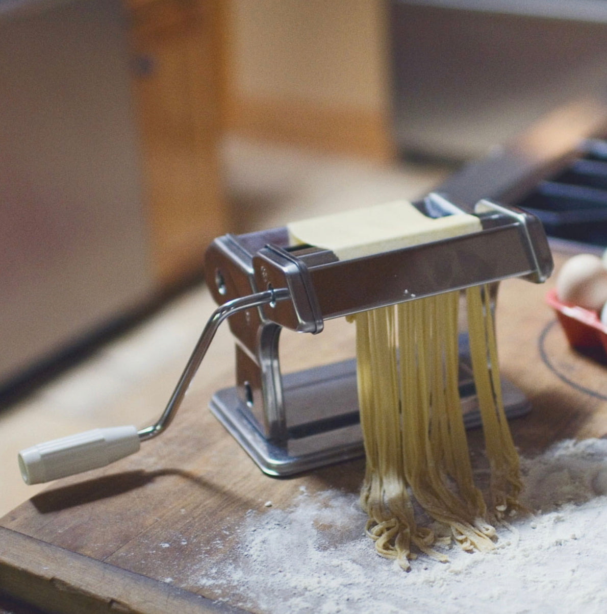 Traditional style pasta machine