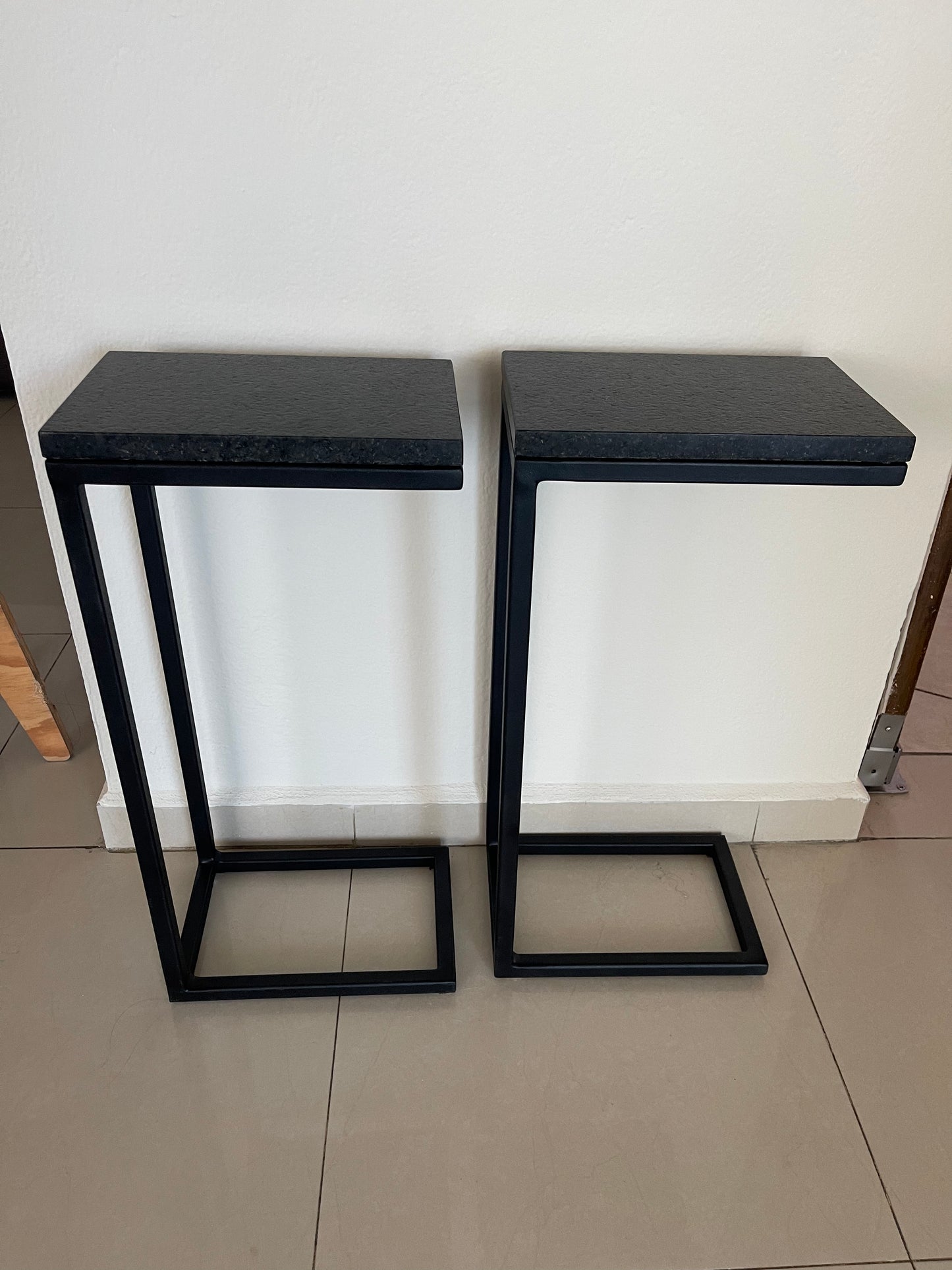 Mesa auxiliar para sillón en forma de C