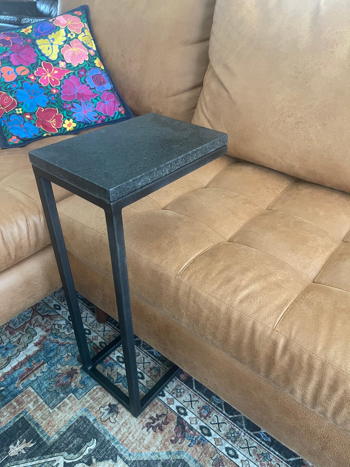 Mesa auxiliar para sillón en forma de C